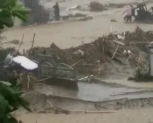 Düzcede yaralanan kadını sel sularına kapılmaktan vatandaşlar kurtardı... Kurtarılma anı kamerada