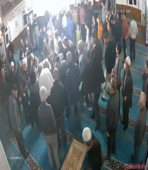 Camide teravih namazı kılarken kalp krizi geçirip hayatını kaybetti - 4