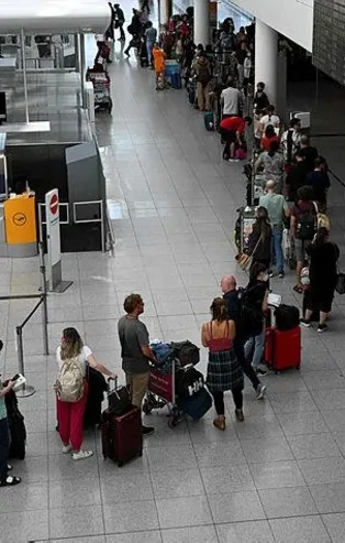 İstanbul'da 1 dakika Avrupa'da 4 saat: Londra, Paris, Roma ve Frankurt havalimanlarında uzun kuyruklar oluştu!