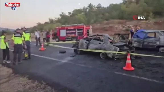 Karabük'te kafa kafaya çarpışan iki otomobil alev aldı: 3 ölü, 5 yaralı