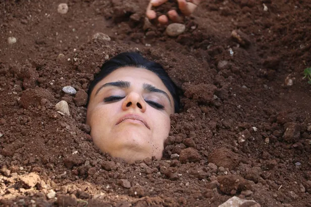 Diyarbakır'dan ilginç görüntüler! Diri diri toprağa gömüldüler-2