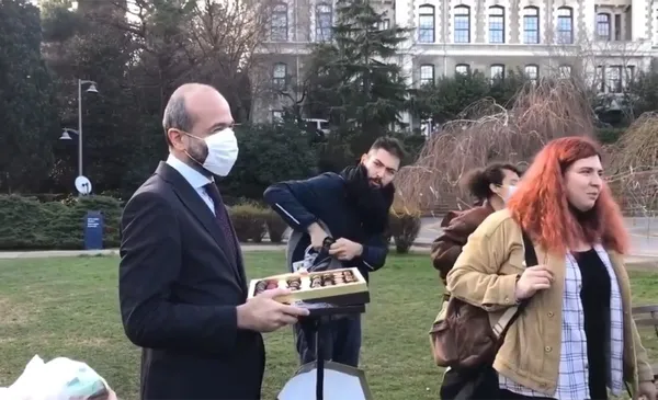 bogazici-universitesi-rektoru-melih-bulu-protestocu-azinliga-cikolata-ikraminda-bulundu-hakaret-ettiler-1613060286104.jpg Boğaziçi Üniversitesi Rektörü Melih Bulu, protestocu azınlığa çikolata ikramında bulundu... Hakaret ettiler!-2