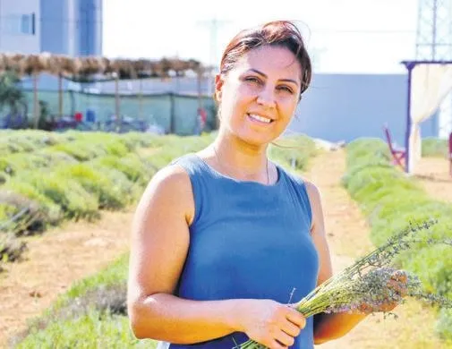 Çöp atılan araziyi lavanta bahçesi yaptı