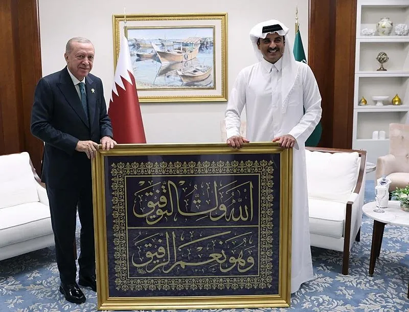 Başkan Erdoğan, zirveye katılan Katar Emiri Şeyh Tamim bin Hamad Al Thani ile görüştü. (AA)