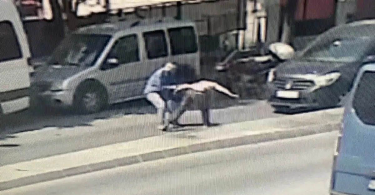 Engelli gencin telefonunu çalmaya çalıştı! Yakalanınca soyundu! Genç kadın sokak ortasında...
