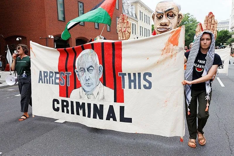 Yöneticileri Netanyahu'yu alkışlarla desteklerken ABD halkı katili protesto etti. 