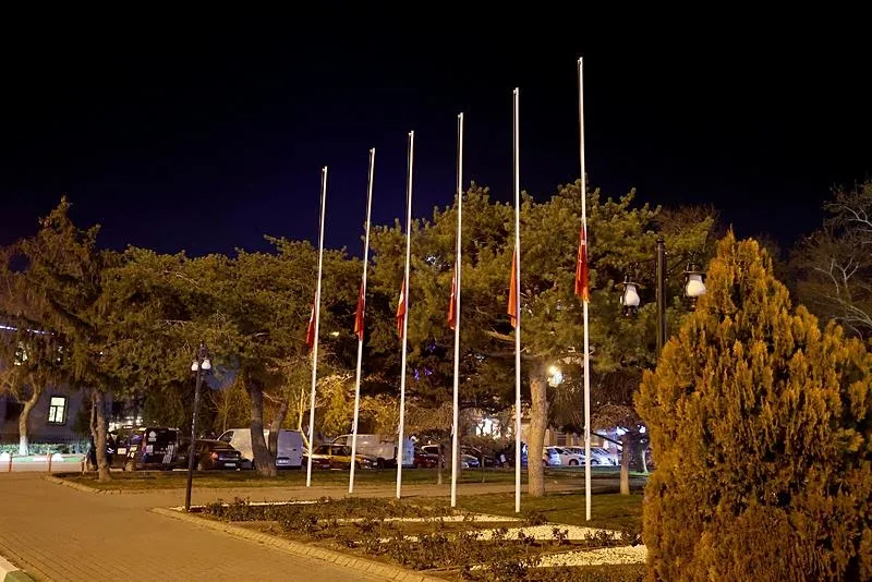 Başkan Recep Tayyip Erdoğan'ın, Kartalkaya'daki yangın faciası nedeniyle 1 günlük milli yas ilan edildiğini açıklamasının ardından Kırklareli'nde Türk bayrağı yarıya indirildi. (AA)