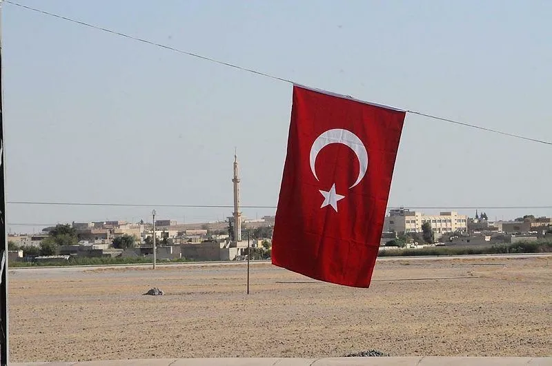 Suriye sınırı Türk bayraklarıyla donatıldı-1