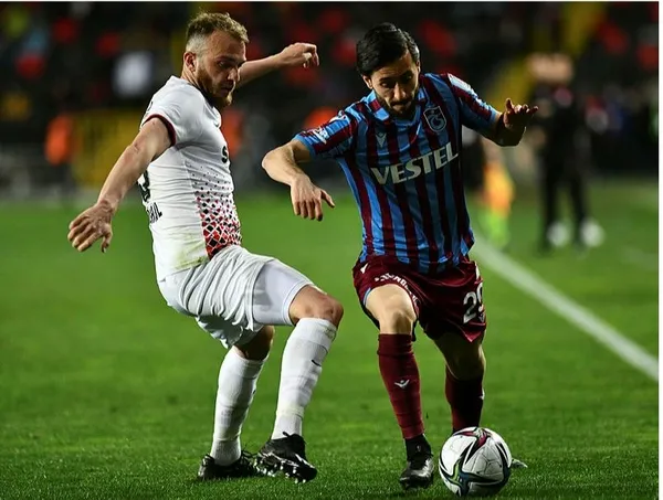 son-dakika-trabzonspor-yunus-malli-ile-yollarini-ayirdi-1658933545920.jpg