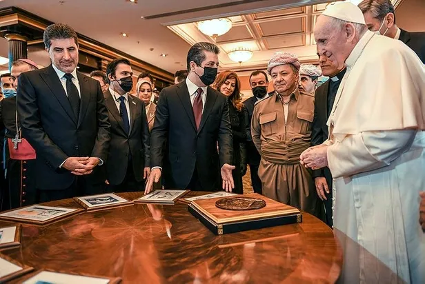 katoliklerin-ruhani-lideri-papa-franciscus-erbilde-franso-hariri-stadyumunda-ayine-katildi-1615136407947.jpeg
