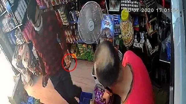 Son dakika: Bursa’da 51 suç kaydından aranıyordu: Kapkaççıyı elindeki yara bandı yakalattı-1