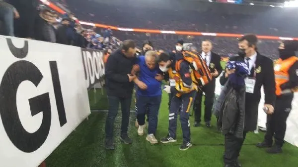 hakem-penalti-dedi-trabzonspor-taraftari-heyecandan-fenalasti-1645820652563.jpeg Hakem 'penaltı' dedi Trabzonspor taraftarı heyecandan fenalaştı-1