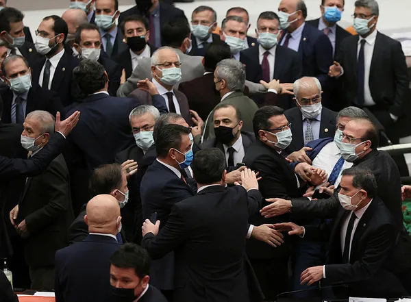 son-dakika-tbmmde-baskan-erdogana-hakaret-eden-chpli-engin-ozkoc-yumruklu-kavga-cikinca-olay-yerini-hemen-terketti-1608994412727.jpg