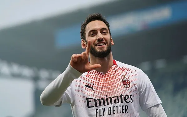 italya-liginin-en-hizli-golunun-asistini-hakan-calhanoglu-yapti-milan-haftayi-lider-kapatti-1608483221113.jpg İtalya Ligi'nin en hızlı golünün asistini Hakan Çalhanoğlu yaptı, Milan haftayı lider kapattı-2