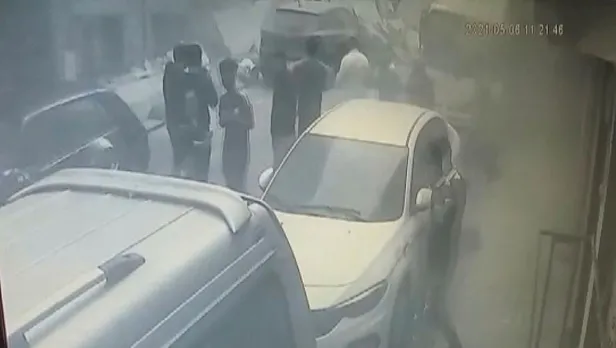 zeytinburnunda-5-katli-binanin-coktugu-anlara-iliskin-yeni-goruntuler-ortaya-cikti-1620318652331.jpeg Zeytinburnu’nda 5 katlı binanın çöktüğü anlara ilişkin yeni görüntüler ortaya çıktı-2