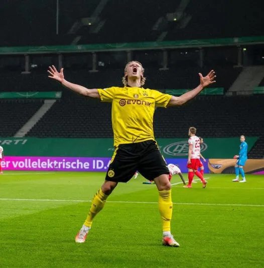 Erling Haaland için zor diye bir şey yok! Borussia Dortmund'un gol makinesi 3 tane topu üst üste dizdi sonrasında yapılmazı yaptı-4