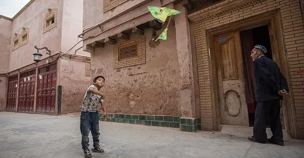 Bir garip olay! Uygur ailelerin evlerine yatıya gidiyorlar