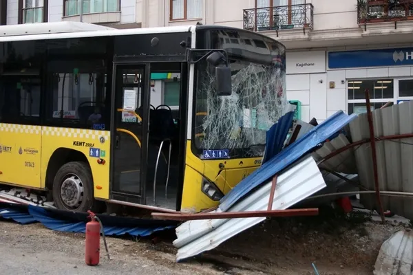 iett-otobusu-metro-insaatina-carparak-durabildi-1623136579134.jpg İETT otobüsü metro inşaatına çarparak durabildi-6