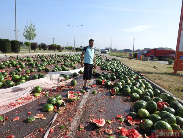 Çorum'da TIR devrildi, yol karpuz tarlasına döndü - 1