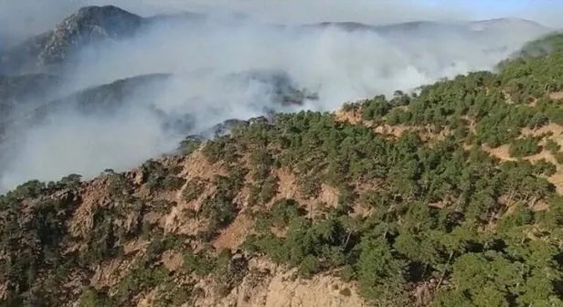 Muğla Köyceğiz'de yangınla mücadelede zamanla yarış kamerada! Helikopterlerin biri gitti biri geldi!-3