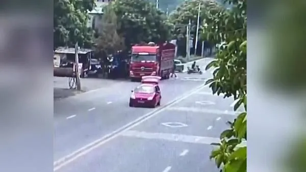 Korku dolu anlar: Çocuk yolda bagaj kapısını açtı, annenin haberi olmadı!-4