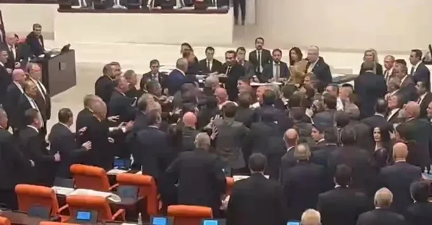TBMM'de bütçe görüşmelerinde ortalık karıştı: Vekiller yumruk yumruğa birbirine saldırdı!