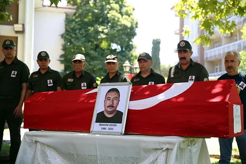 İzmir'deki yangına müdahale ederken şehit olan dozer operatörü Demir için tören düzenlendi. (AA)