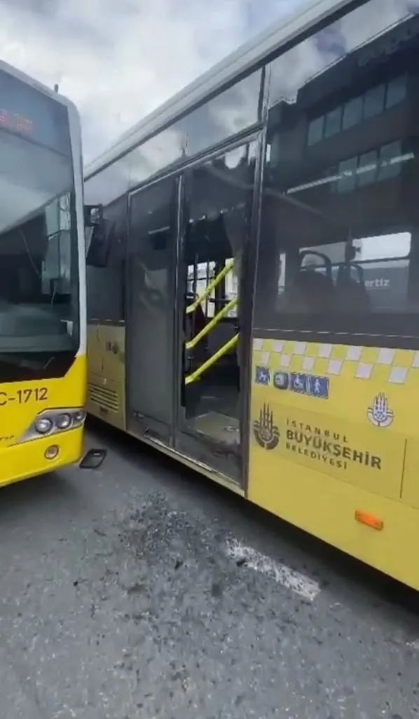 iett-bugun-de-sasirtmadi-durakta-bekleyen-iett-otobusune-baska-bir-iett-otobusu-carpti-1663858422250.jpg