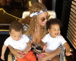 Beyonce ikizlerini gösterdi