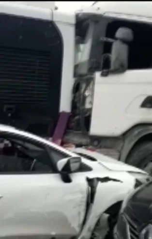 İstanbul'da facia ucuz atlatıldı! İETT otobüsü ile hafriyat kamyonu...