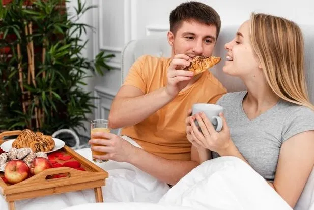 sevgililer-gununde-cebinizi-zorlamadan-romantizmi-zirveye-cikarin-uygun-fiyatli-ve-yaratici-surpriz-onerileri-1739217178549.jpg Sevgililer Günü'nde keseyi yormayan aşk: Yaratıcı ve ucuz sürprizler-5