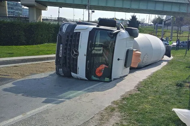Son dakika: İstanbul'da facianın eşiğinden dönüldü!  Beton mikseri yan yattı