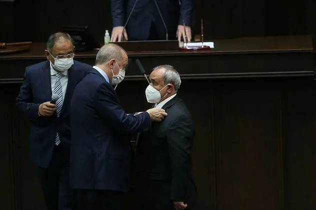 AK Parti'ye bir katılım daha! Rozetini Başkan Erdoğan taktı