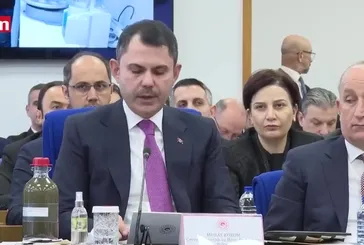 Bakan Murat Kurum İzmir'den getirdiği kirli deniz suyu numunesini Meclis'e getirdi