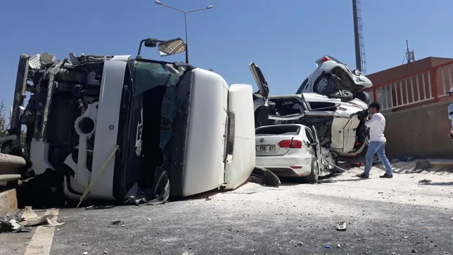 Freni boÅalan kamyon, 4 araca çarpıp yan yattı: 5 yaralı