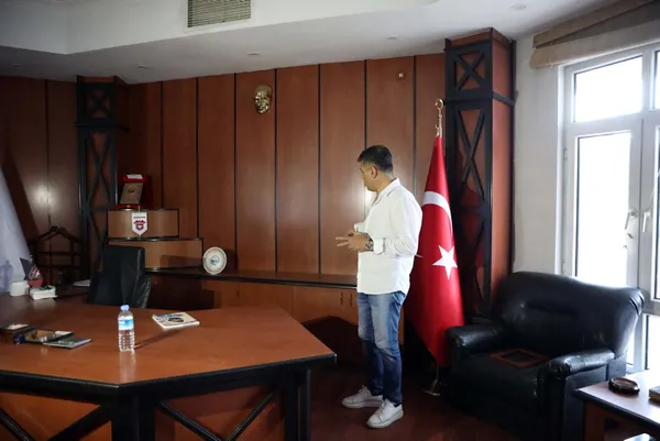 super-ligin-koklu-takimlarindan-gaziantepsporun-iki-kupasi-calindi-1623677047641.jpg Süper Lig'in köklü takımlarından Gaziantepspor'un iki kupası çalındı-9