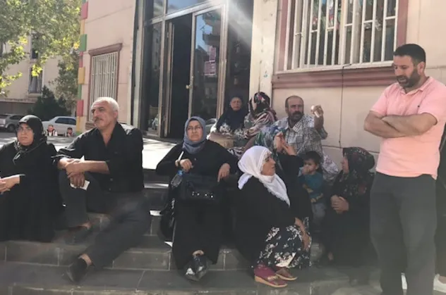 HDP Diyarbakır İl Başkanlığı binasındaki evlat nöbeti büyüyor! 3 aile daha katıldı