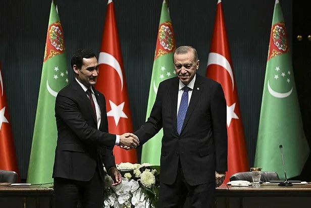 baskan-erdogan-ve-turkmenistan-devlet-baskani-serdar-berdimuhammedovdan-onemli-aciklamalar-13-anlasmaya-imza-a-1698340203244.jpeg