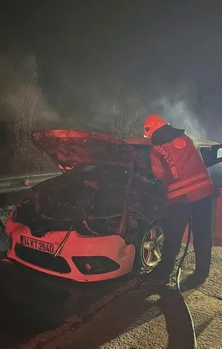 TEM otoyolu Anadolu-Avrupa istikametinde seyir halinde olan otomobil bir anda alev topuna dönüştü