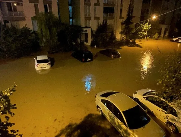 istanbulda-kuvvetli-saganak-basladi-ev-ve-is-yerlerini-su-basti-istanbul-valiliginden-vatandaslara-kritik-uyar-1693943195688.jpeg İstanbul'da sel 2 can aldı! Felaketin boyutu gün ağarınca ortaya çıktı: Hasar tespit çalışmaları başladı | Dakika dakika yaşananlar-20