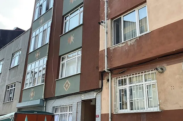 Bayrampaşa'da akılalmaz hırsızlık! 22 yıllık ev sahibinin anahtarını kopyaladı kasasını boşalttı