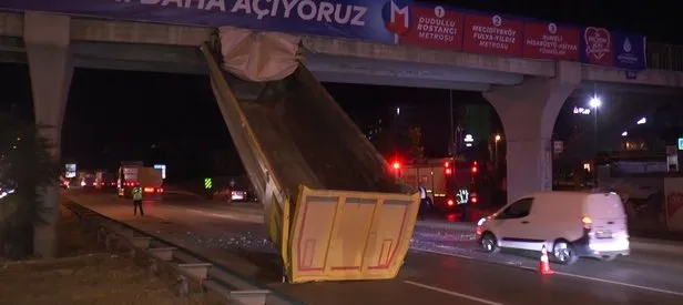 Tırın damperi üst geçide takıldı!