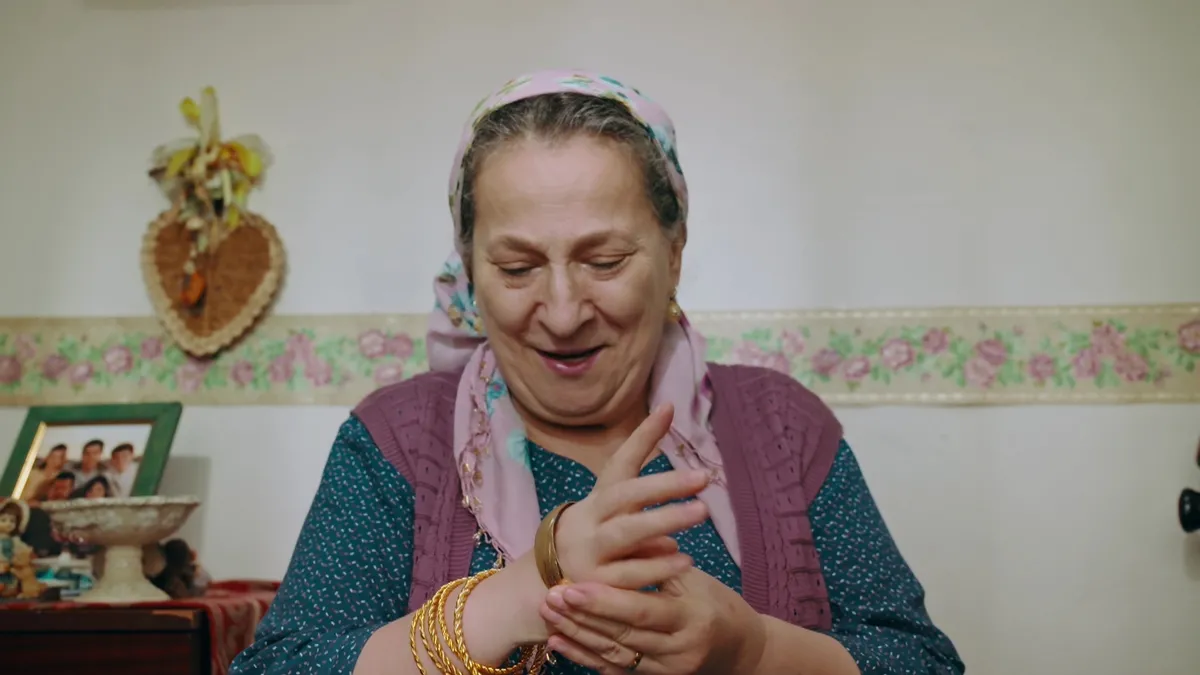 alti-ustu-istanbulda-nihal-babaannesini-altinla-iyilestirdi-1786610448333.jpg Altı Üstü İstanbul'da izleyiciyi güldüren sahne: Dili tutulan babaannesini altınla iyileştirdi!-3
