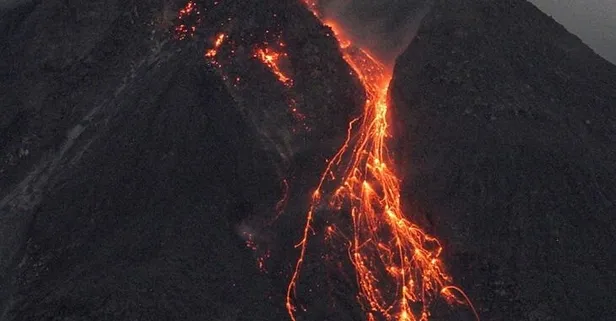 SON DAKİKA: Endonezya'da turuncu alarm: Merapi Yanardağı'nda patlama