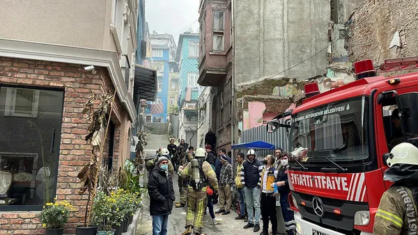 İstanbul’un göbeğinde panik! Beyoğlu'nda 3 katlı apart otelde yangın!-3