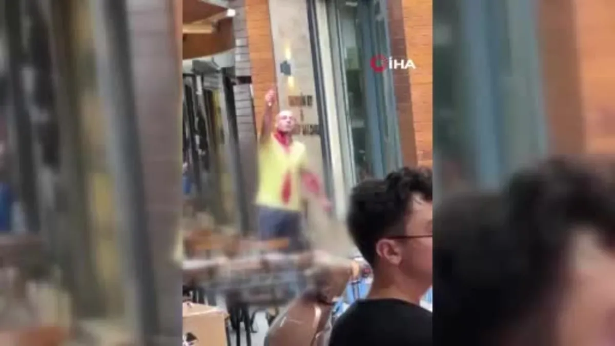 Fatih'te alkollü şahıs kendini bıçakladı: O anlar kamerada