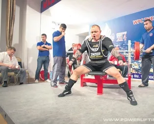 Kadın halterci erkeğe benzetildiği için uçağa alınmadı