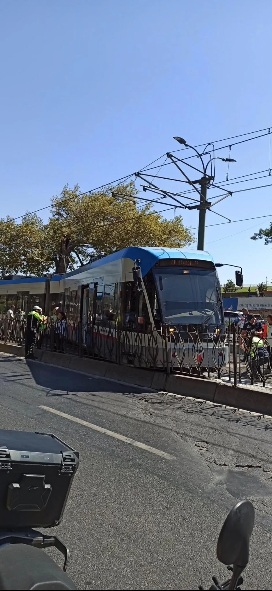 istanbulda-tramvay-raydan-cikti-1787215964842.jpeg İstanbul'da T1 Kabataş-Bağcılar tramvayı raydan çıktı! Fındıklı istasyonuna çok sayıda ekip sevk edildi-2
