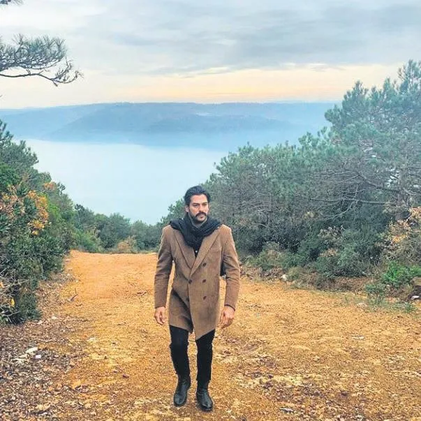 kurulus-osmanin-yildizi-burak-ozcivit-ile-esi-fahriye-evcenden-doga-turu-1578268435557.jpeg Kuruluş Osman'ın yıldızı Burak Özçivit ile eşi Fahriye Evcen'den doğa turu-1