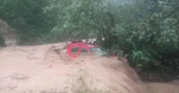 Rize ve Artvin sel sularına teslim oldu! Meteoroloji turuncu kodla uyarmıştı: Evler tahliye edildi, köy yolları ulaşıma kapandı...